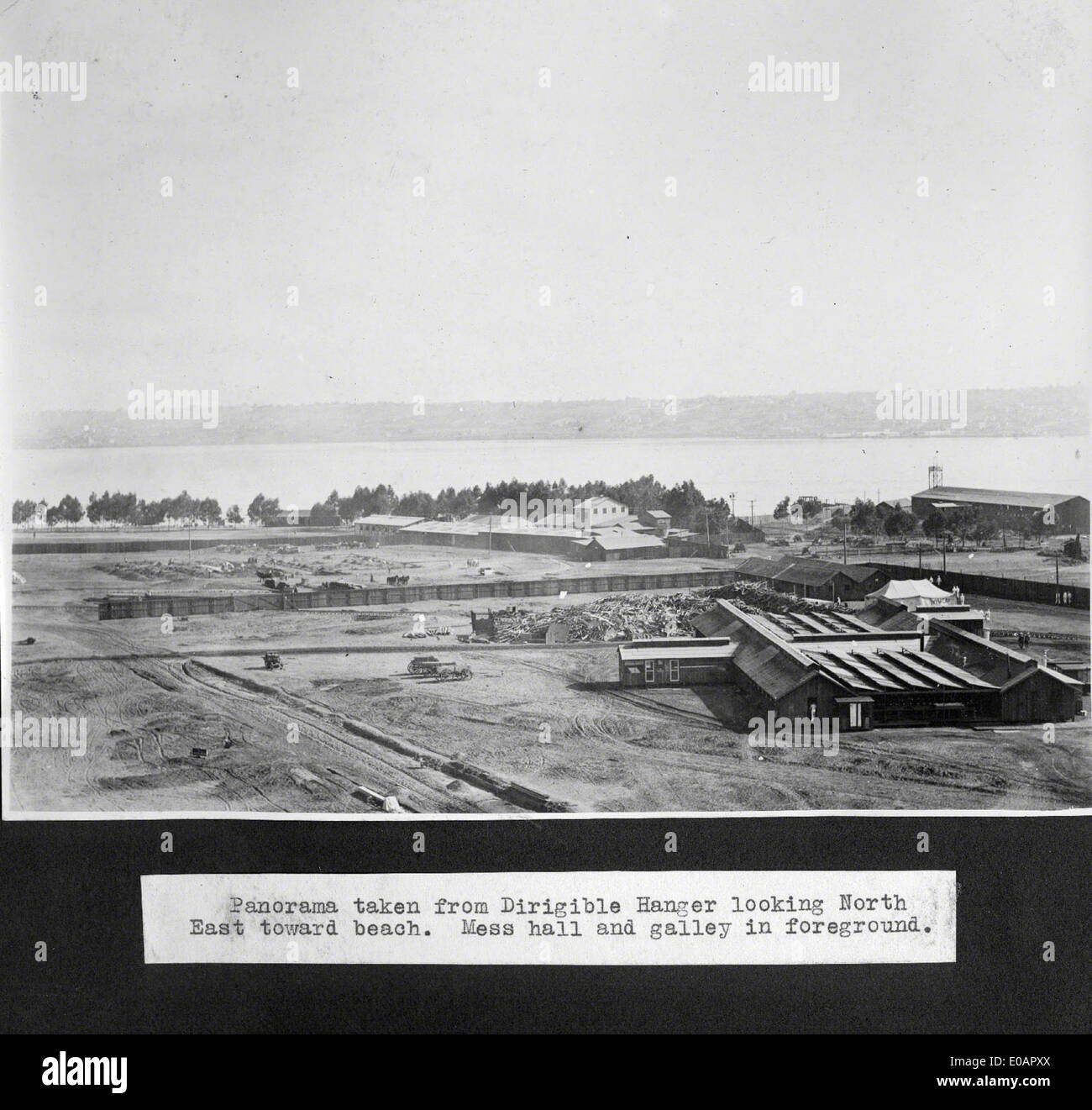 Questa immagine cattura un momento storico a North Island a San Diego, mostrando le operazioni militari presso la Naval Air Station North Island (NASNI). È un sito importante per l'aviazione navale, in particolare durante la seconda guerra mondiale Foto Stock