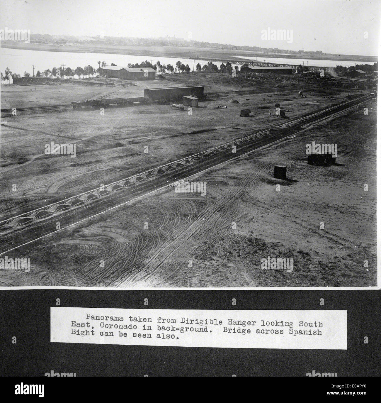 North Island, situata a San Diego, è sede della Naval Air Station North Island (NASNI). Questa foto, identificata da AL 28081, raffigura l'aeroporto e il suo ruolo strategico nelle operazioni di aviazione navale, in particolare durante il XX secolo. Il NASNI ha servito come base vitale per le portaerei e le operazioni aeree navali. Foto Stock