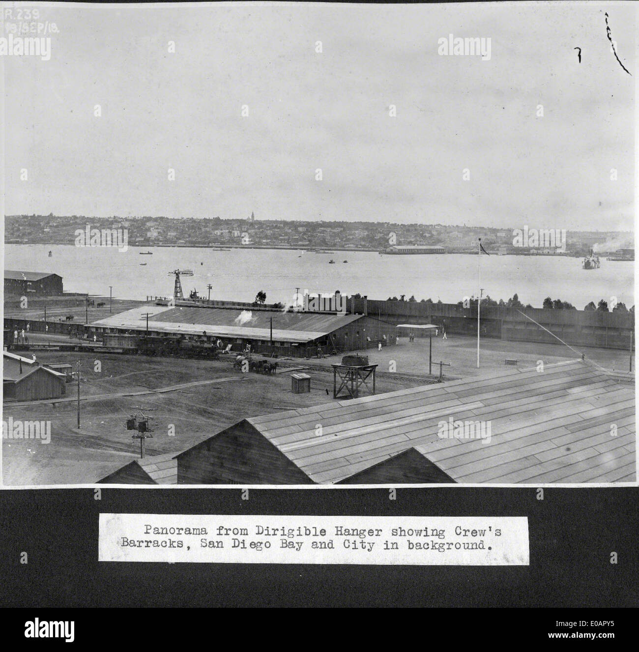 L'aereo AL 28083 era di stanza presso la North Island Naval Air Station di San Diego. North Island è stato un importante hub per le operazioni di aviazione della US Navy, tra cui addestramento, manutenzione e dispiegamento di aerei navali. Foto Stock