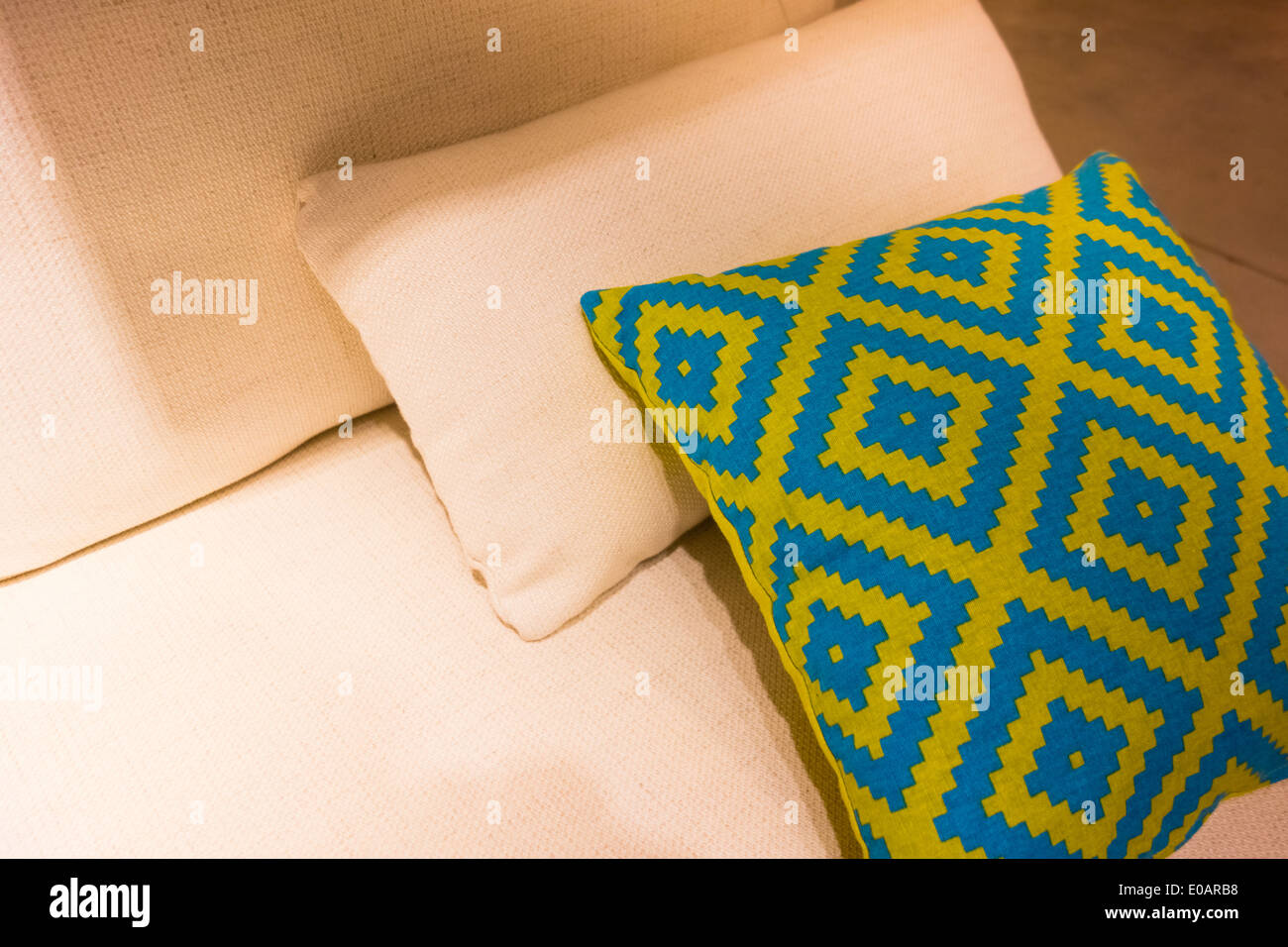 Alcuni di morbidi cuscini su un comodo divano in un appartamento Foto Stock