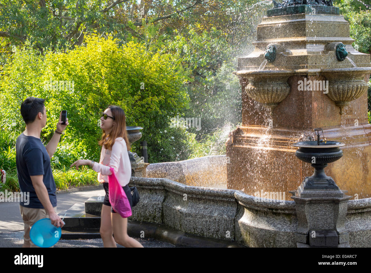 Sydney Australia,nuovo Galles del Sud,Royal Botanic Gardens,fontana pubblica,Asian Asian Asians etnia immigranti minoranza,adulti adulti uomo uomini maschio,wom Foto Stock