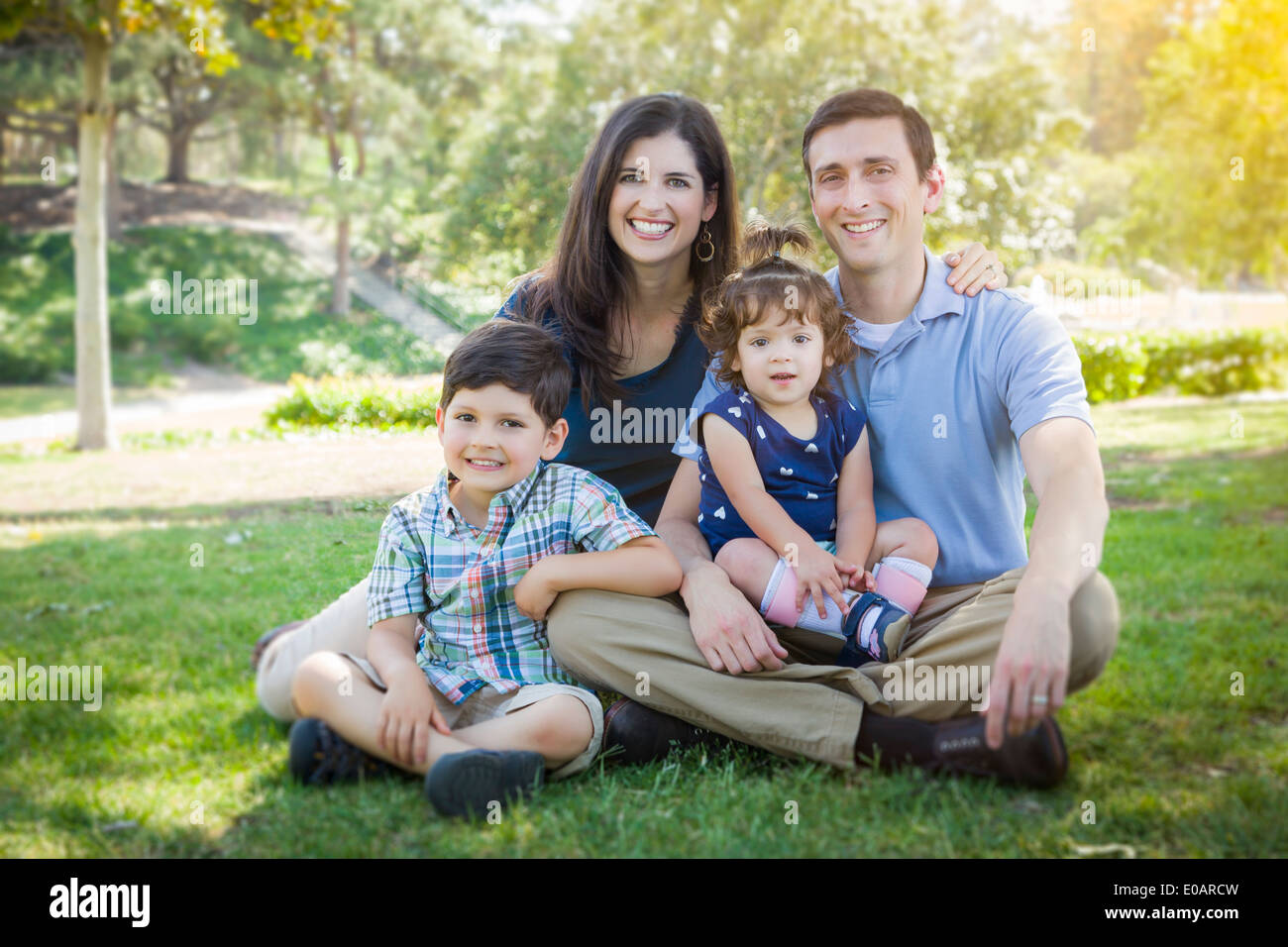 Attraente giovane razza mista Ritratto di famiglia nel parco. Foto Stock