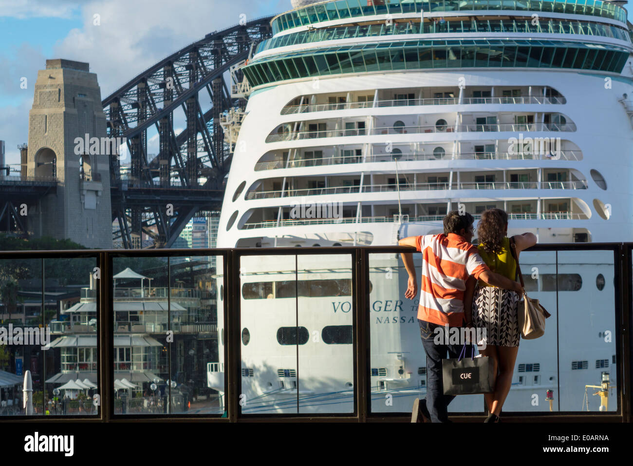 Sydney Australia,nuovo Galles del Sud,Circular Quay,Sydney Harbour Bridge,porto,Voyager of the Sea Waters,nave da crociera,adulti uomo uomo maschio,donna wome Foto Stock
