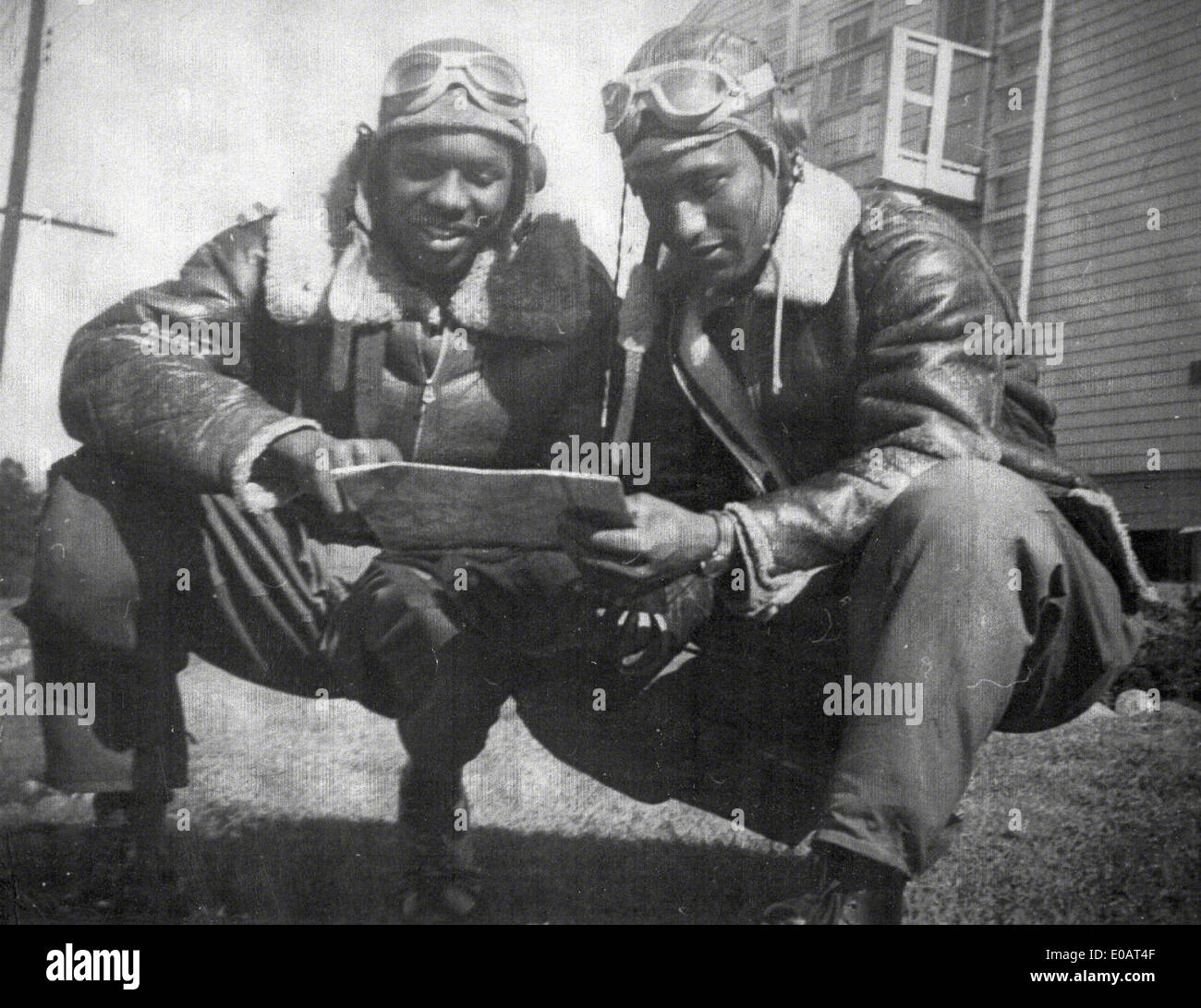 Questa immagine raffigura Leroy Criss, uno dei Tuskegee Airmen, un gruppo di piloti di caccia afroamericani durante la seconda guerra mondiale. I Tuskegee Airmen sono stati significativi nel rompere le barriere razziali nell'aviazione militare degli Stati Uniti. Foto Stock