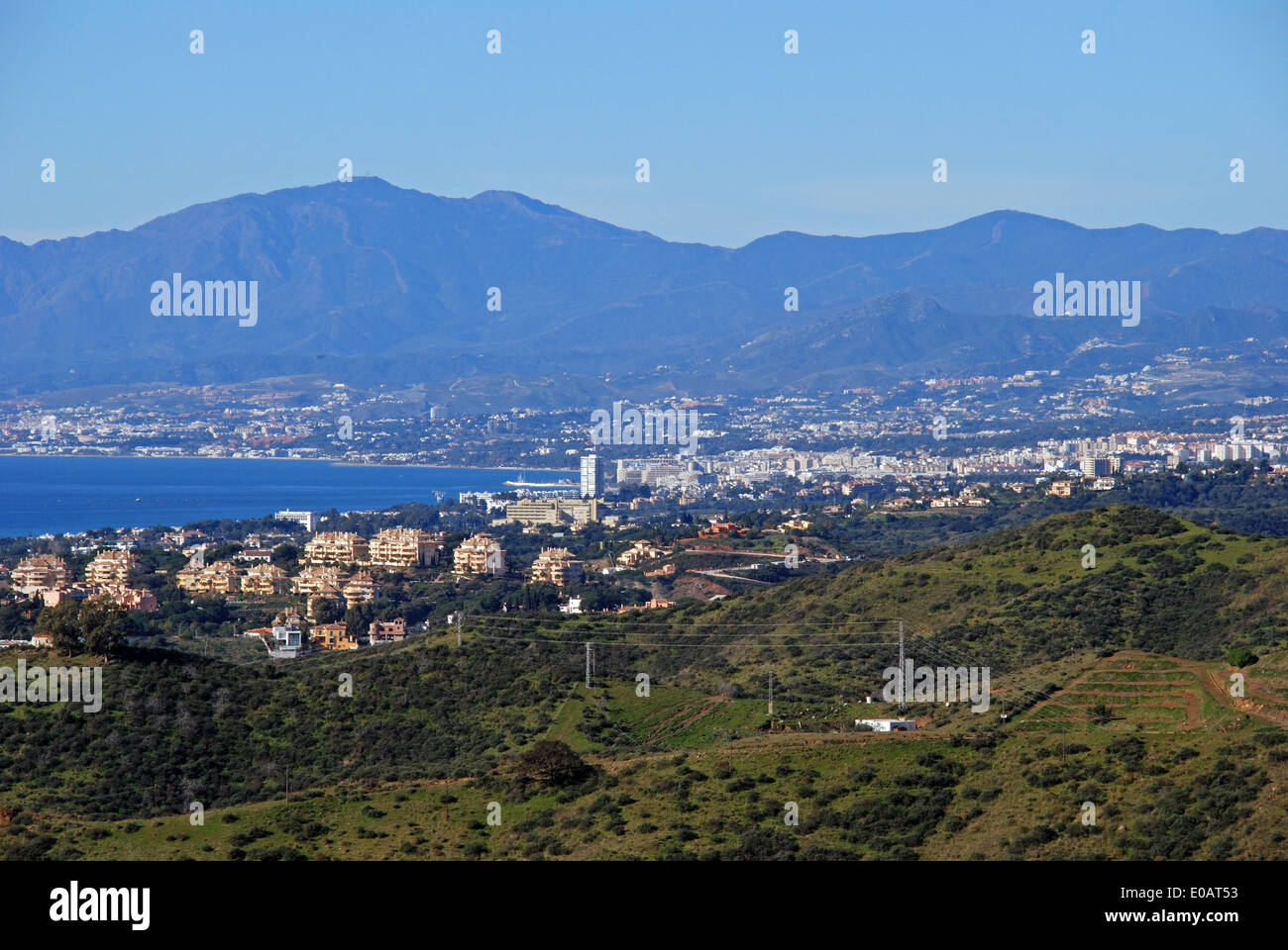 Vista lungo la costa in direzione marbella, Calahonda, costa del sol, provincia di Malaga, Andalusia, Spagna, Europa occidentale. Foto Stock