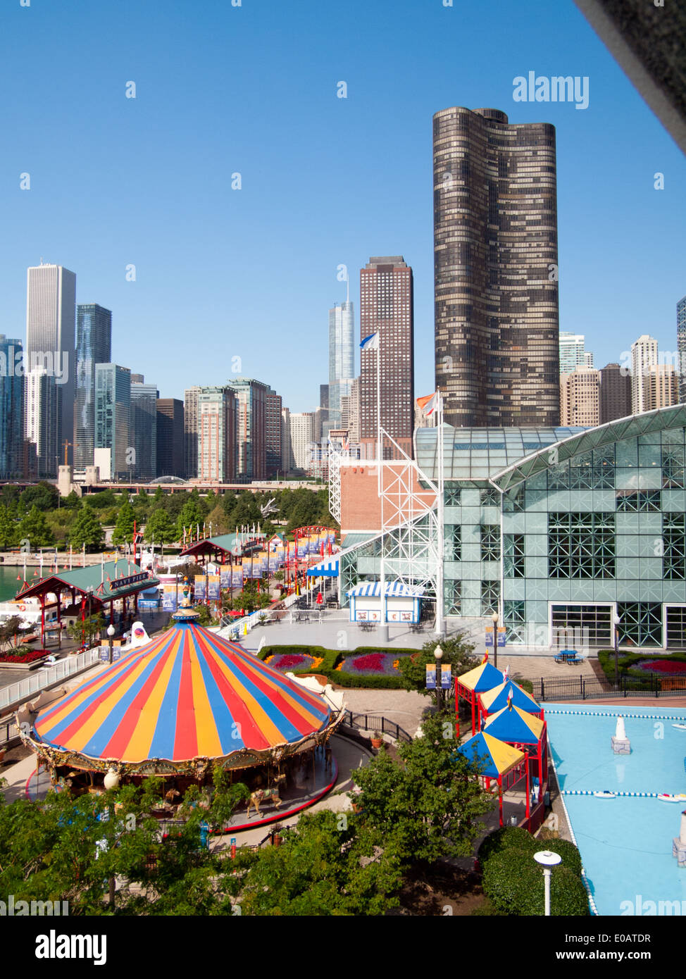 Una veduta aerea del Navy Pier, il lago di punto la torre e la skyline di Chicago. Chicago, Illinois. Foto Stock