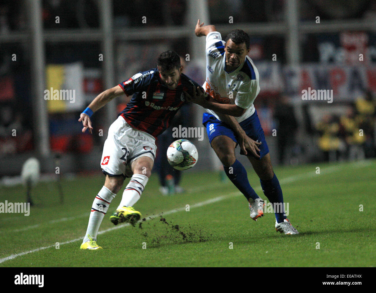 Buenos Aires, Argentina. Il 7 maggio, 2014. San Lorenzo, Ignacio Piatti (R) il sistema VIES per la palla con il Cruzeiro Ceara (L), durante la loro prima gamba quarterfinal match di 2014 Coppa Libertadores a Pedro Bidegain Stadium, a Buenos Aires, Argentina, il 7 maggio 2014. © Martin Zabala/Xinhua/Alamy Live News Foto Stock