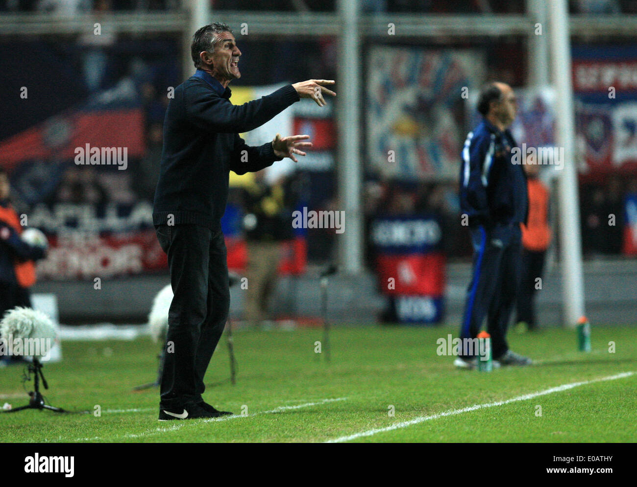 Buenos Aires, Argentina. Il 7 maggio, 2014. San Lorenzo del capo allenatore Edgardo Bauza reagisce durante la prima gamba quarterfinal match di 2014 Coppa Libertadores contro il Cruzeiro a Pedro Bidegain Stadium, a Buenos Aires, Argentina, il 7 maggio 2014. © Martin Zabala/Xinhua/Alamy Live News Foto Stock