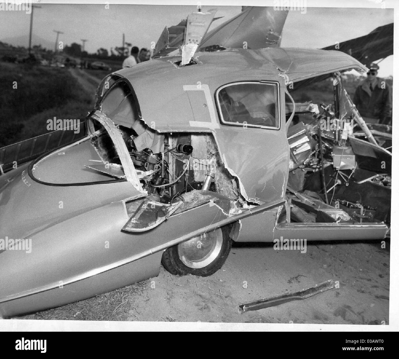 La collezione di Ted Hall include un'immagine di un prototipo di auto volante, registrato NX90850, che si è schiantato durante i test. Questo aereo da strada era un veicolo sperimentale volto a combinare il design dell'aviazione e dell'automobile, simboleggiando l'innovazione della metà del XX secolo nel trasporto personale. Foto Stock