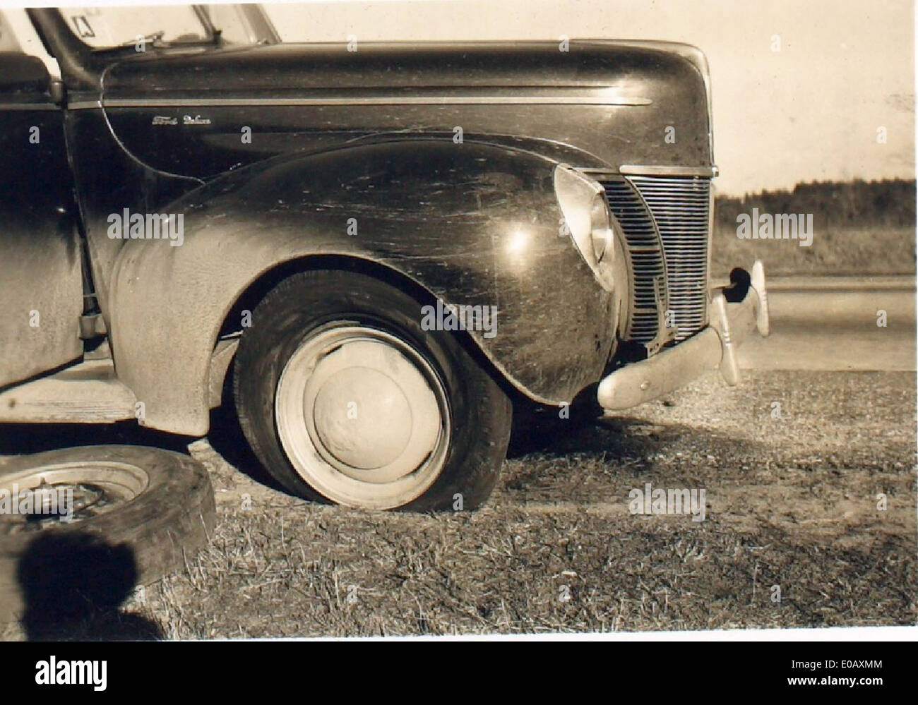 Questa immagine mostra una berlina Ford Deluxe, utilizzata da Edwin Newman durante il viaggio attraverso il Medio Oriente verso la Florida. La Ford Deluxe era un modello popolare a metà del XX secolo, noto per le sue prestazioni e il design. La fotografia riflette anche il contesto dei viaggi in tempo di guerra e delle rotte internazionali. Foto Stock