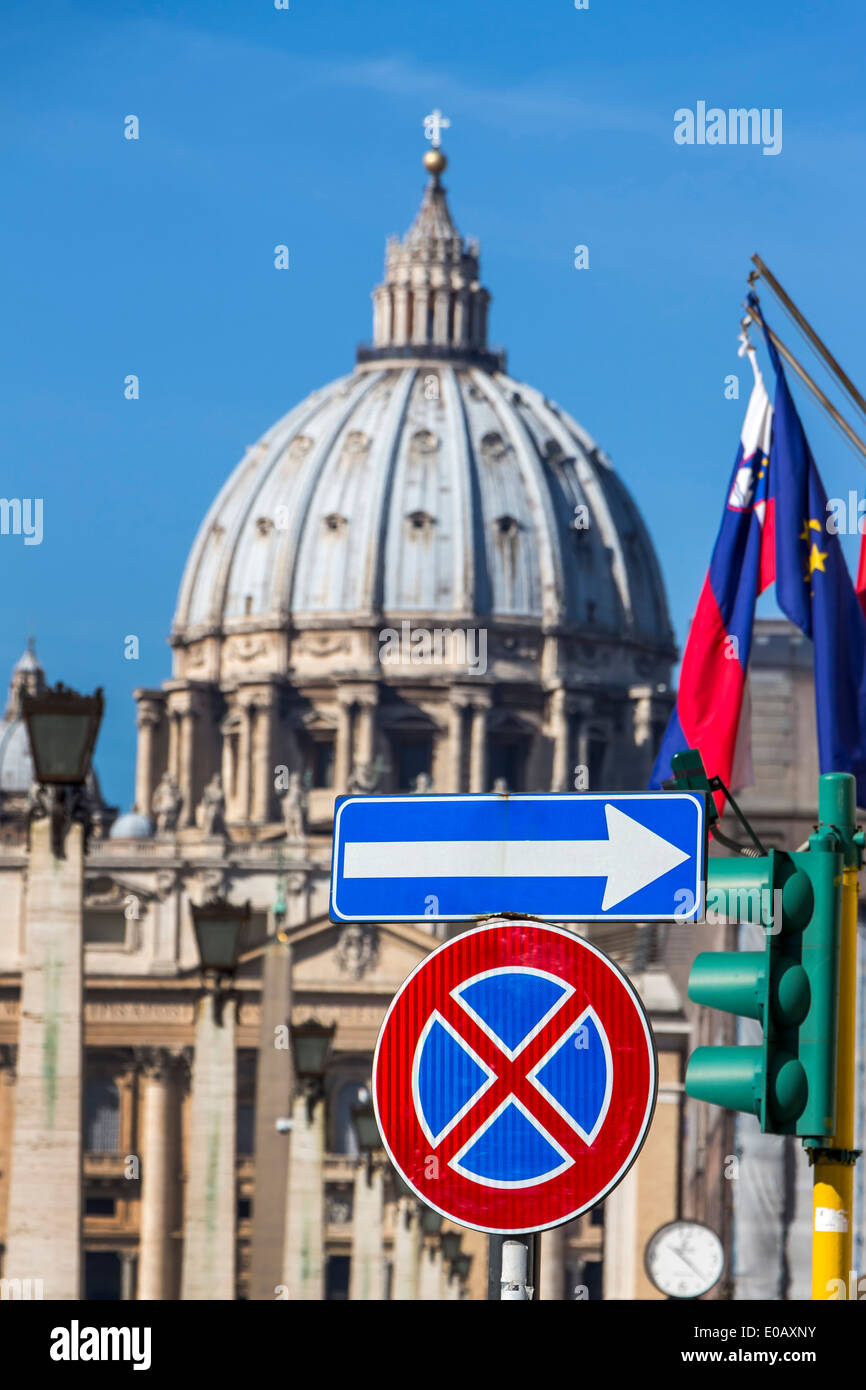 Italia, Roma, segnaletica stradale davanti alla Basilica di San Pietro Foto Stock