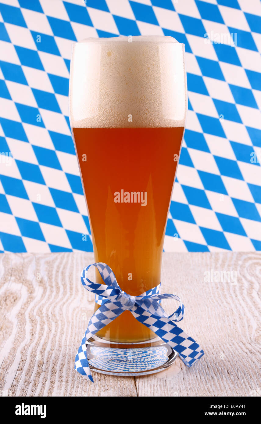 Birra di grano in vetro con nastro blu su scacchi sfondo bavarese Foto Stock