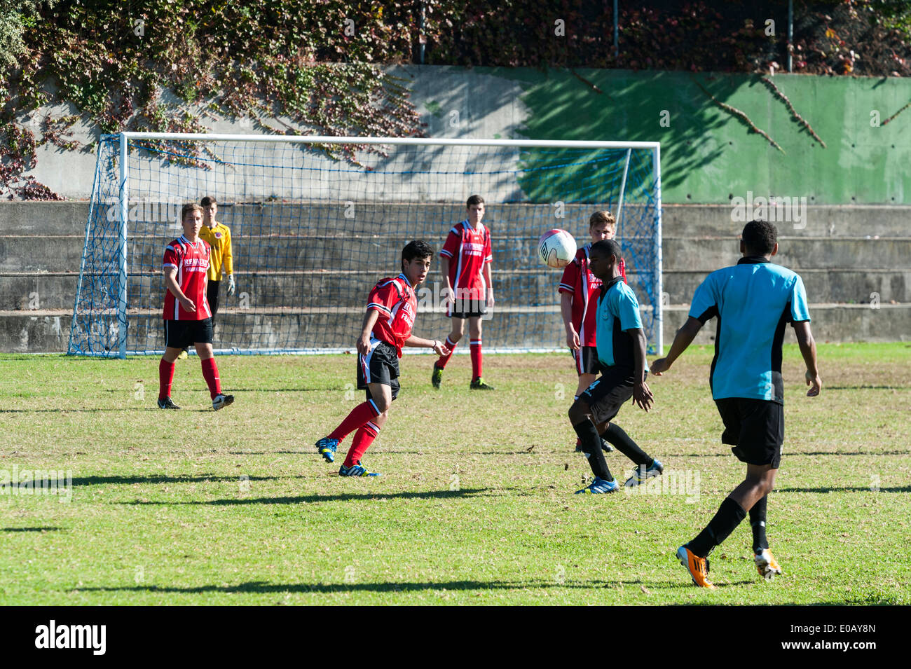 Youth football team pagando un match, arbitro guardando, Cape Town, Sud Africa Foto Stock