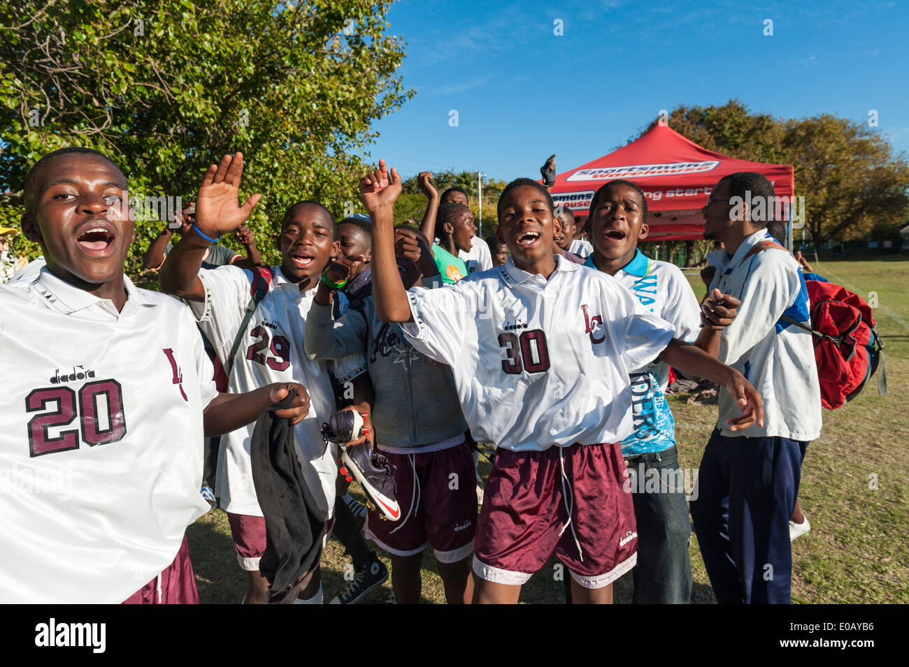 Youth football team di Khayelitsha celebrando la vittoria di un torneo, Cape Town, Sud Africa Foto Stock