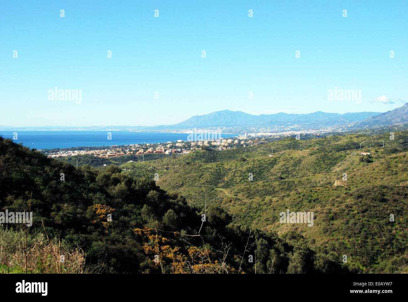 Vista lungo la costa in direzione marbella, sitio de Calahonda, Mijas Costa, Costa del sol, provincia di Malaga, Andalusia, Spagna. Foto Stock