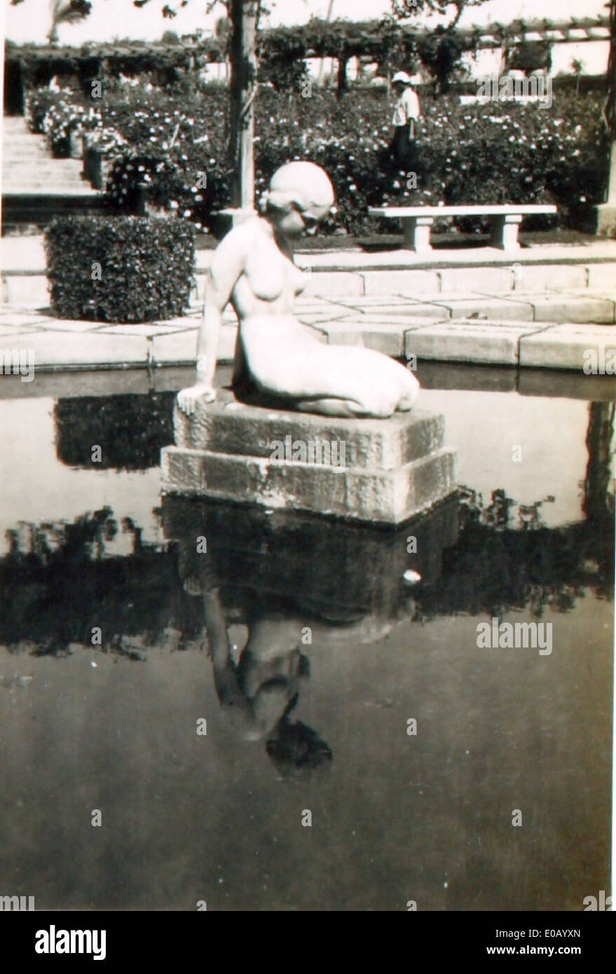 Questa fotografia di Edwin Newman cattura la Roseraie ai Nouzha Gardens di Alessandria, in Egitto, caratterizzato da un ambiente tranquillo tra lo sfondo della presenza della RAF in Medio Oriente durante gli anni '1940 Foto Stock