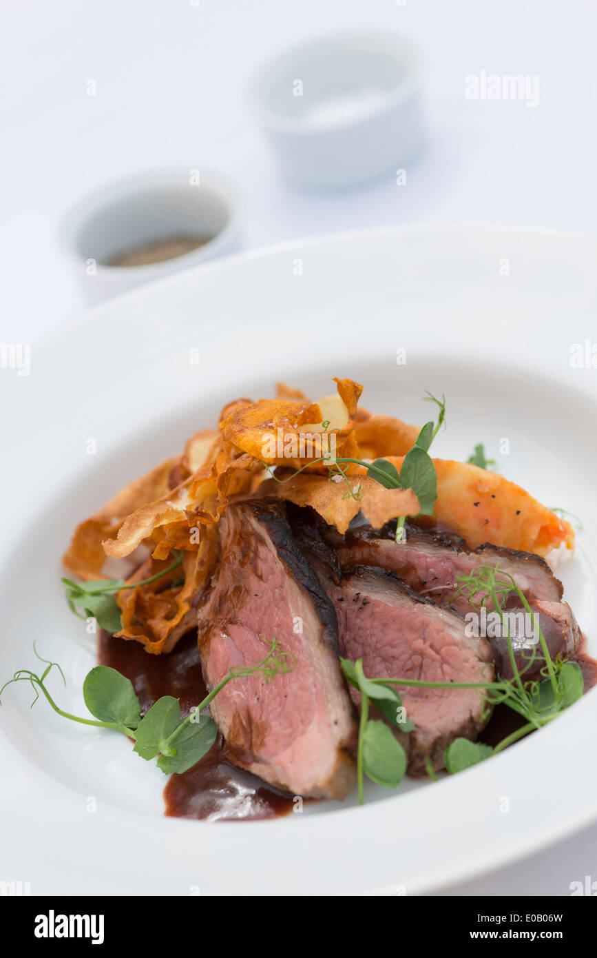 Carni bovine e pastinaca patatine, servito con insalata di agnelli. Foto Stock
