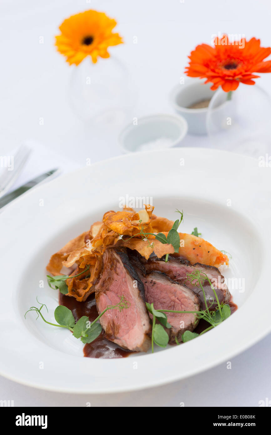 Carni bovine e pastinaca patatine, servito con insalata di agnelli. Foto Stock