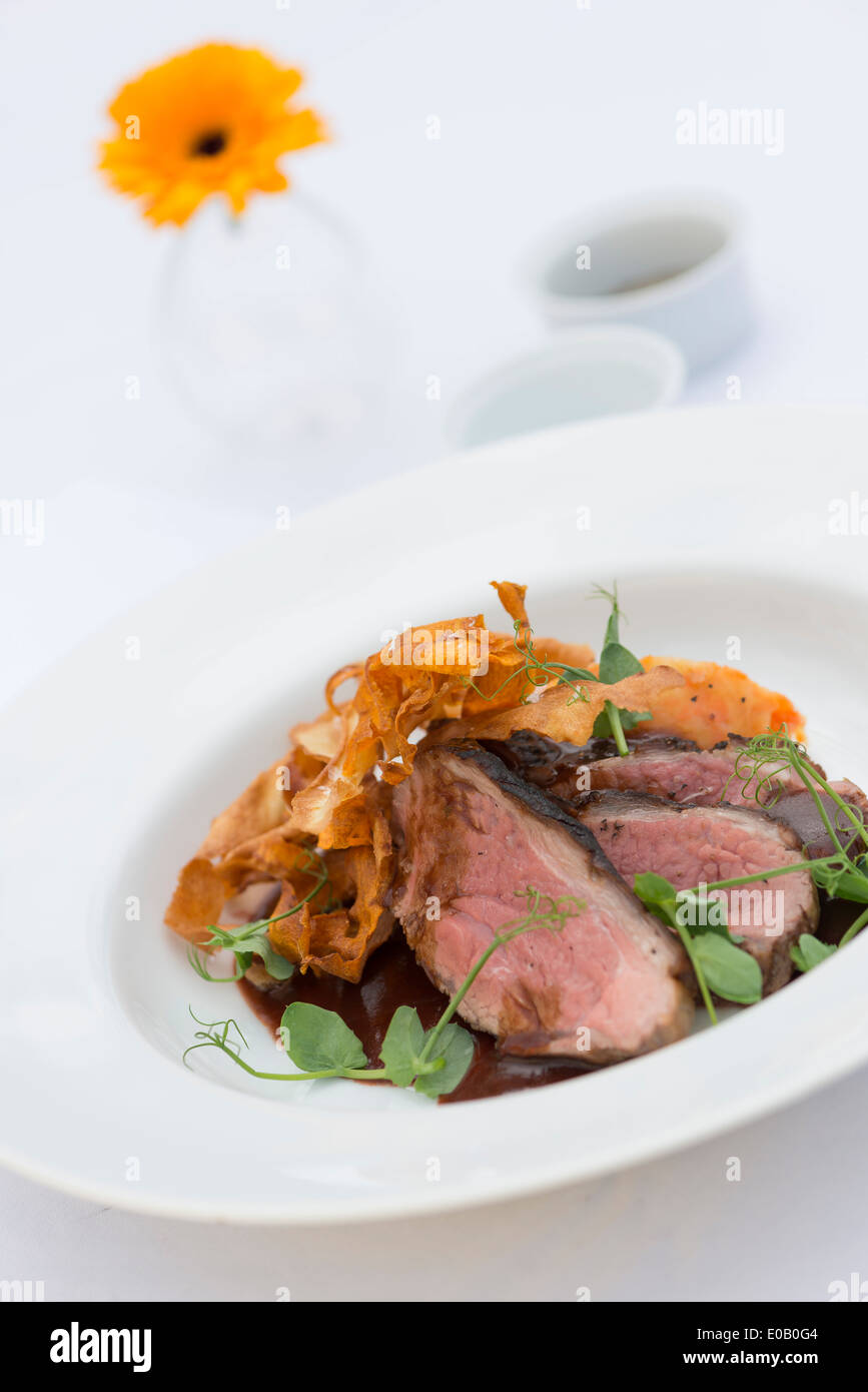 Carni bovine e pastinaca patatine, servito con insalata di agnelli. Foto Stock