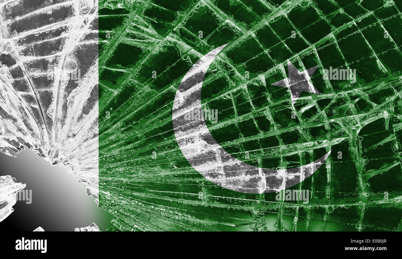 Isolate il vetro rotto o il ghiaccio con una bandiera del Pakistan Foto Stock