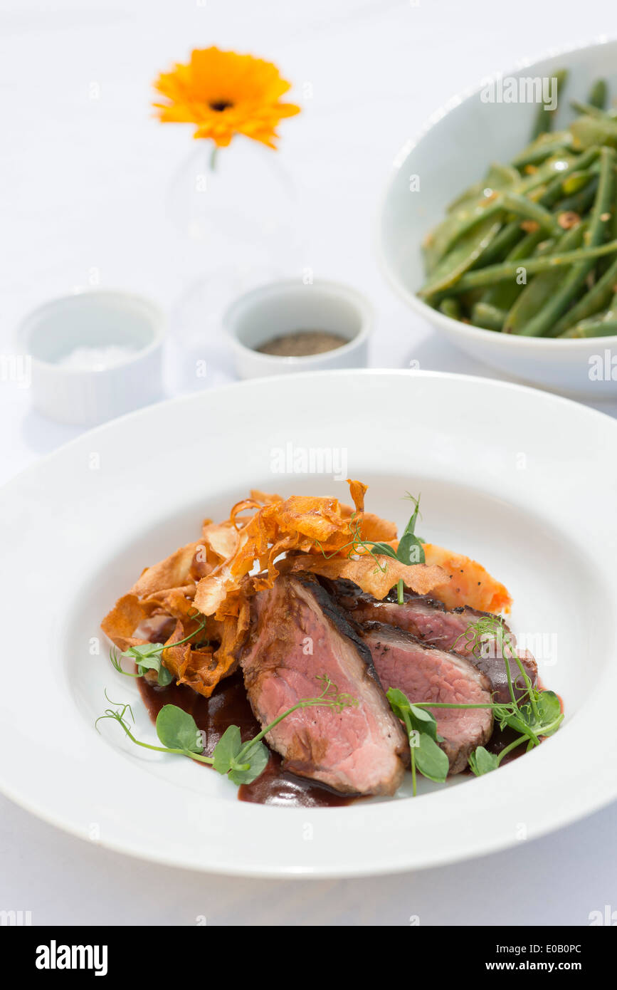 Carni bovine e pastinaca patatine, servito con insalata di agnelli. Foto Stock