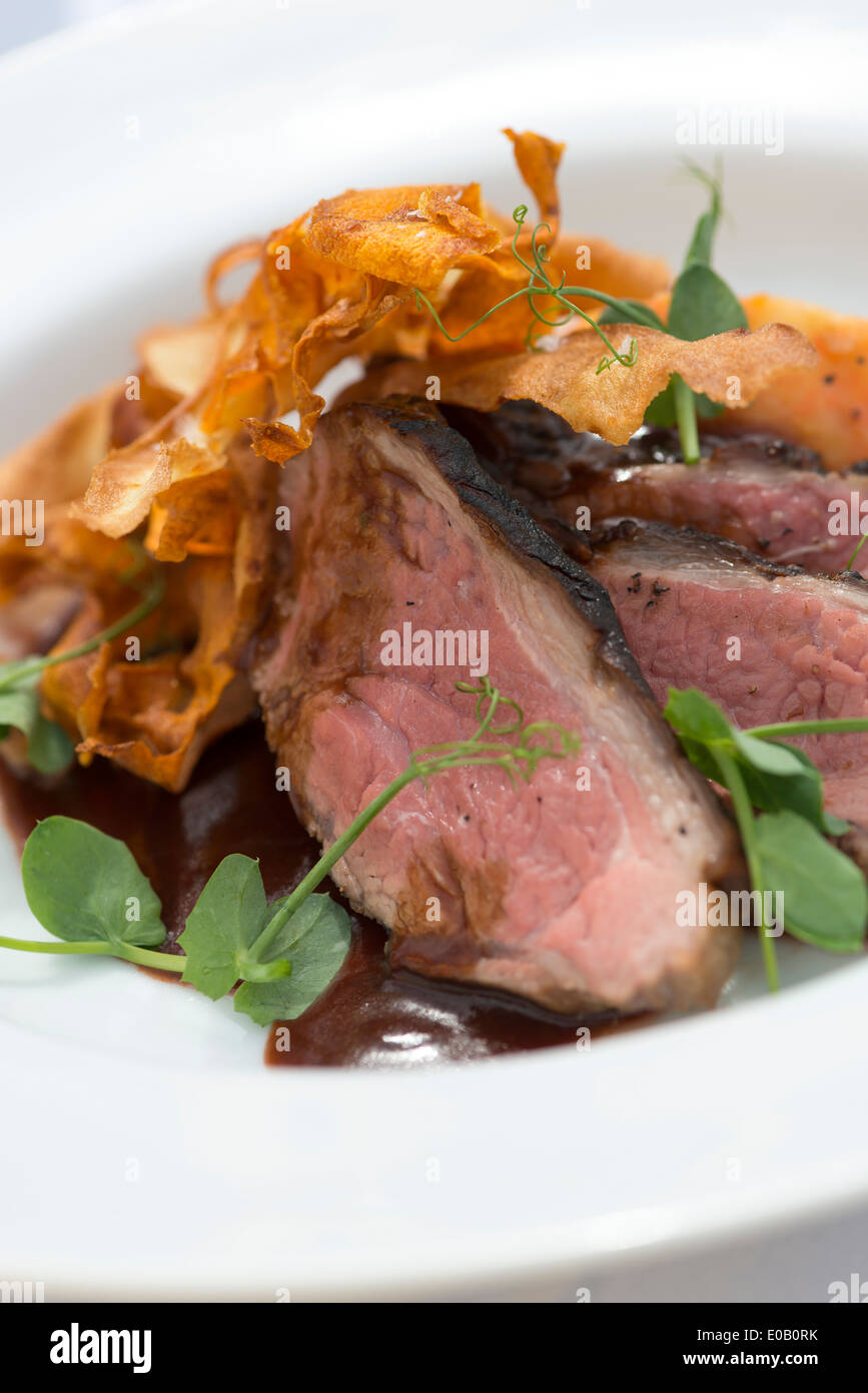 Carni bovine e pastinaca patatine, servito con insalata di agnelli. Foto Stock