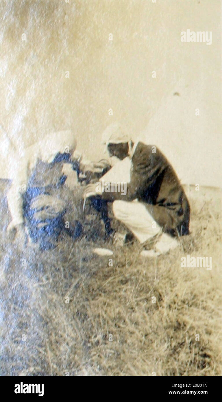Questa fotografia cattura il personale della RAF, incluso Edwin Newman, al Leysdown Camp, preparando una stufa da campo. Il campo era un sito importante per le operazioni militari britanniche in Medio Oriente. Foto Stock