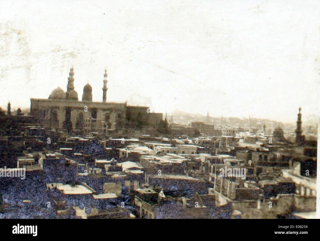 Una foto storica di un luogo di sepoltura vicino al Cairo, spesso definita la "città morta", dove furono sepolti molti importanti egiziani. Questo luogo ha un significato archeologico e offre approfondimenti sulle antiche usanze egizie e le pratiche di sepoltura. Foto Stock