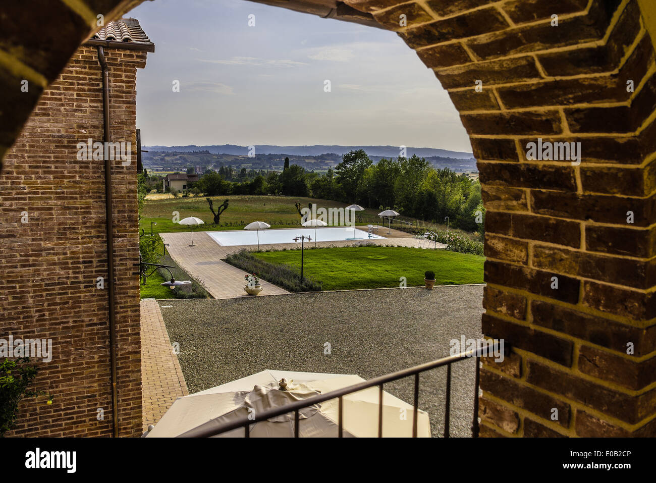 Uno splendido e lussuoso toscana piscina con ombrelloni e sdraio Foto Stock