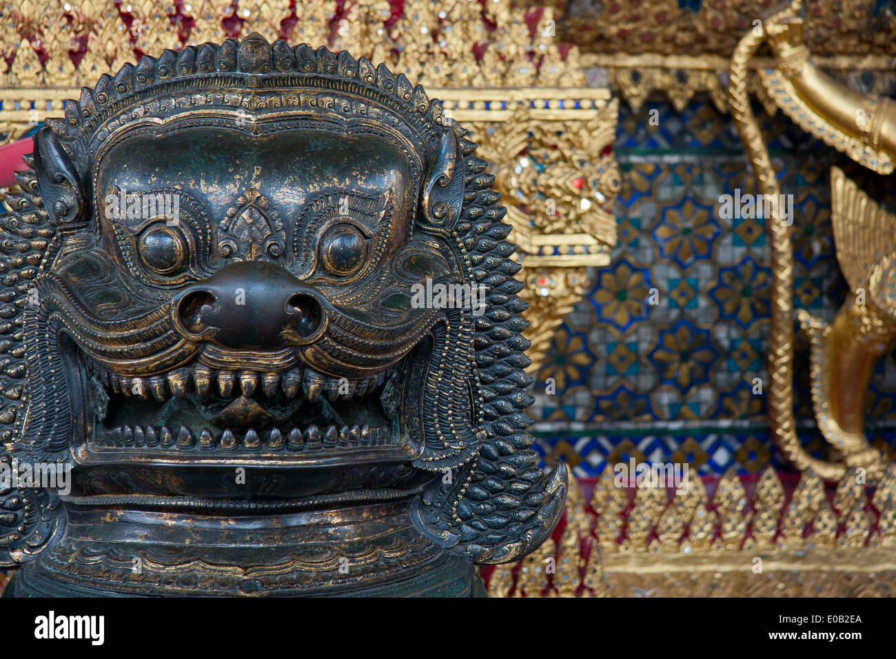 Close up Dragon statue, Wat Phra Kaew, al Grand Palace, Bangkok, Thailandia Foto Stock