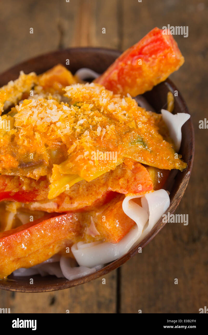 Cucina asiatica, tagliatelle con peperoni e pollo nella ciotola di legno Foto Stock