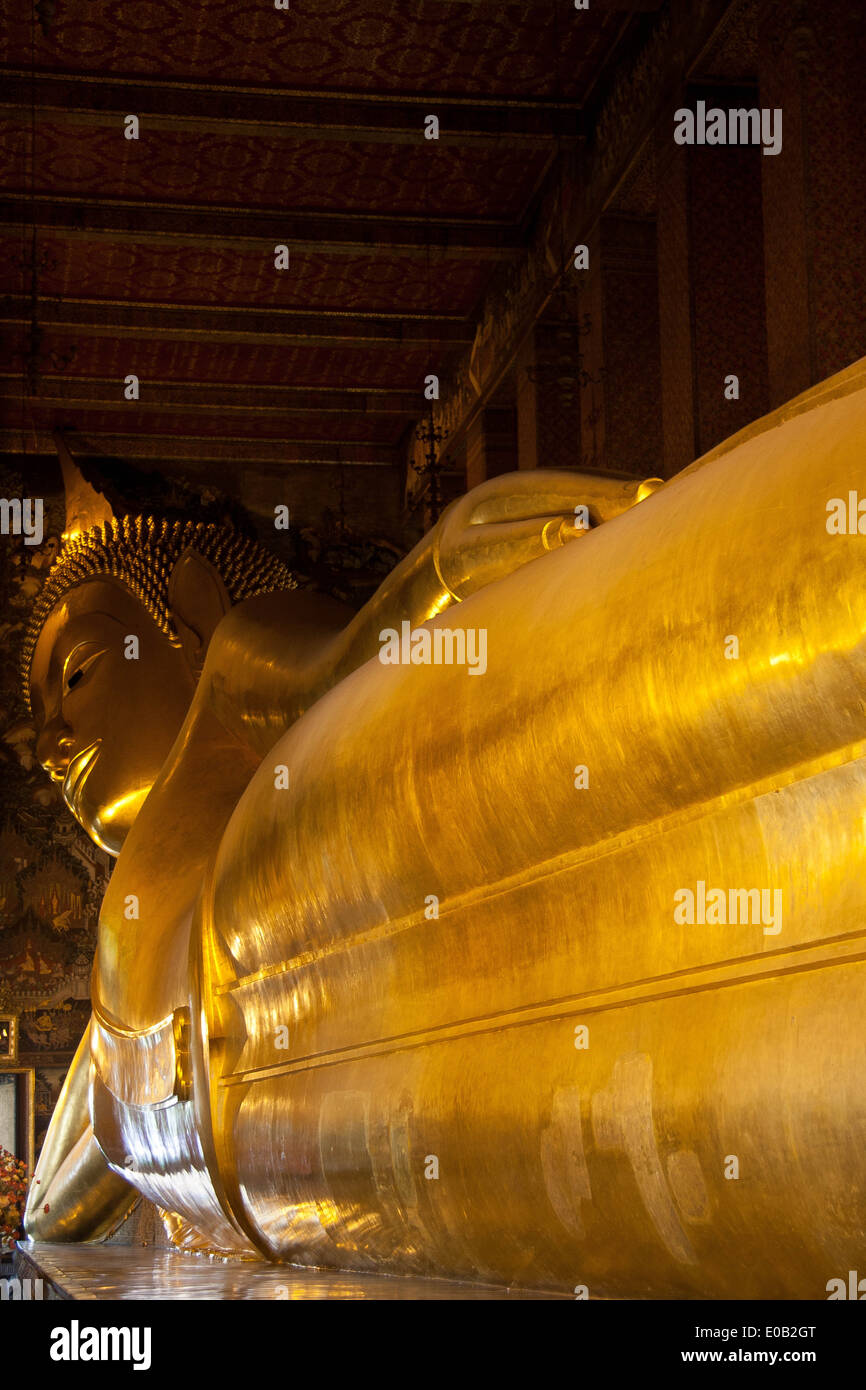 Oro gigante Buddha reclinato, Wat Pho, Bangkok, Thailandia Foto Stock