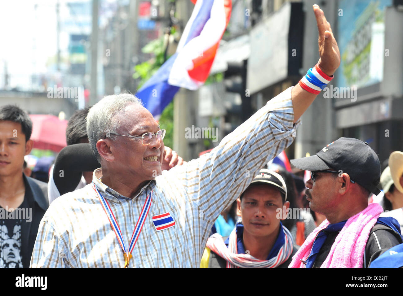 Bangkok, Tailandia. 8 Maggio, 2014. Governo anti-leader di protesta Suthep Thaugsuban saluta i sostenitori durante un rally su Main Street a Bangkok, Thailandia, 8 maggio 2014. Credito: Rachen Sageamsak/Xinhua/Alamy Live News Foto Stock