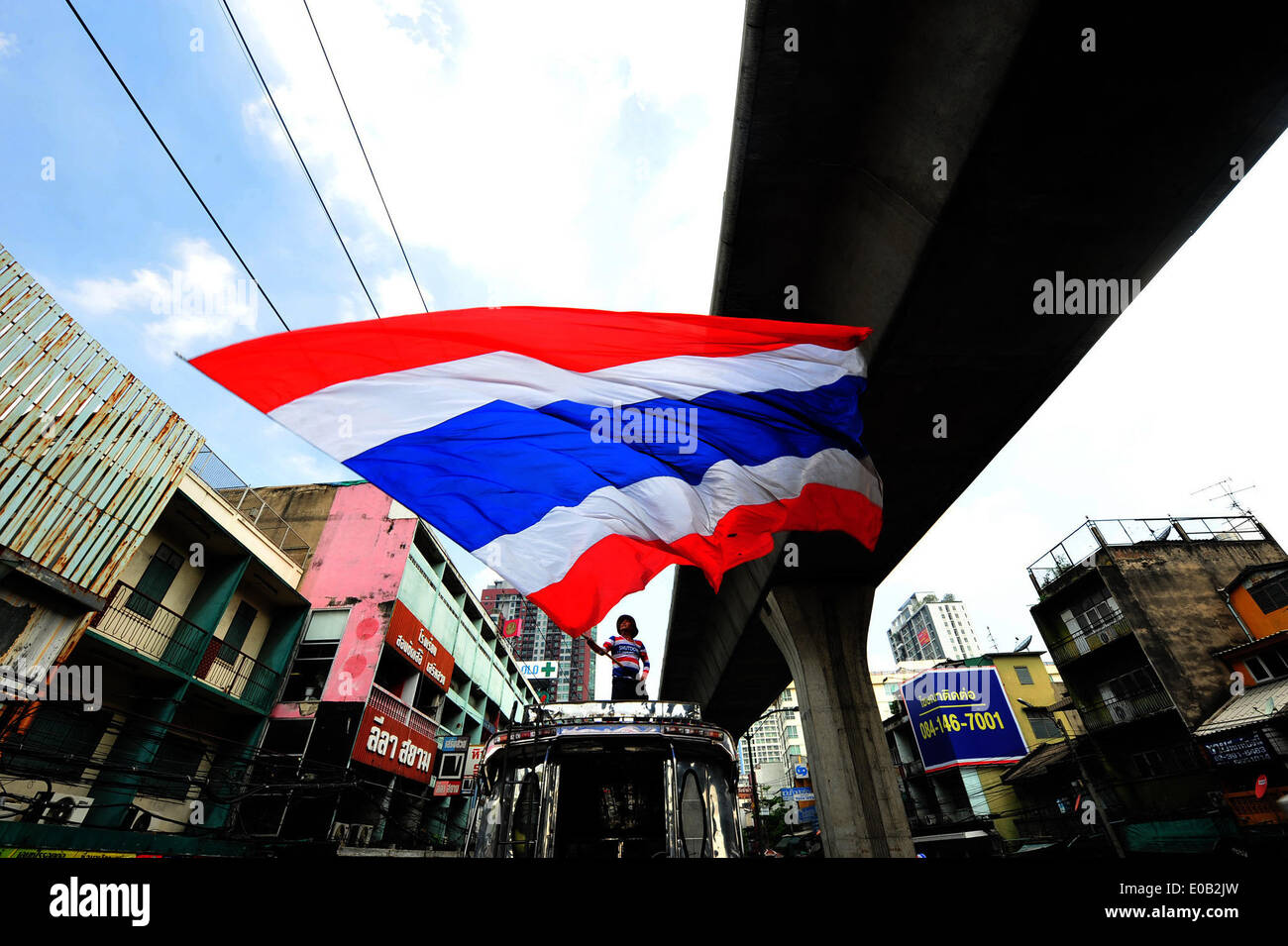 Bangkok, Tailandia. 8 Maggio, 2014. Un governo anti-protester onde bandiera nazionale durante un rally su Main Street a Bangkok, Thailandia, 8 maggio 2014. Credito: Rachen Sageamsak/Xinhua/Alamy Live News Foto Stock