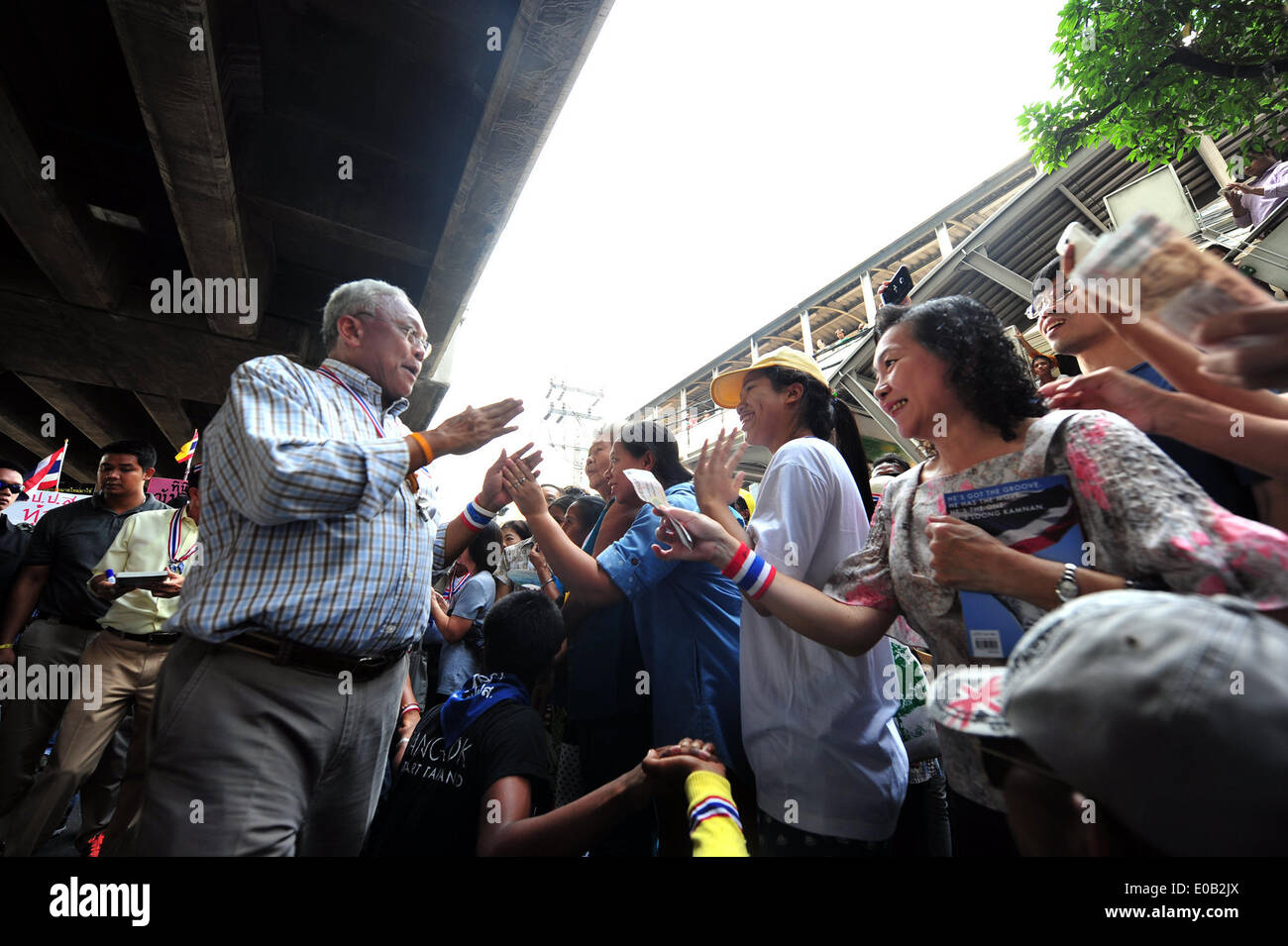 Bangkok, Tailandia. 8 Maggio, 2014. Governo anti-leader di protesta Suthep Thaugsuban (L) saluta i sostenitori durante un rally su Main Street a Bangkok, Thailandia, 8 maggio 2014. Credito: Rachen Sageamsak/Xinhua/Alamy Live News Foto Stock