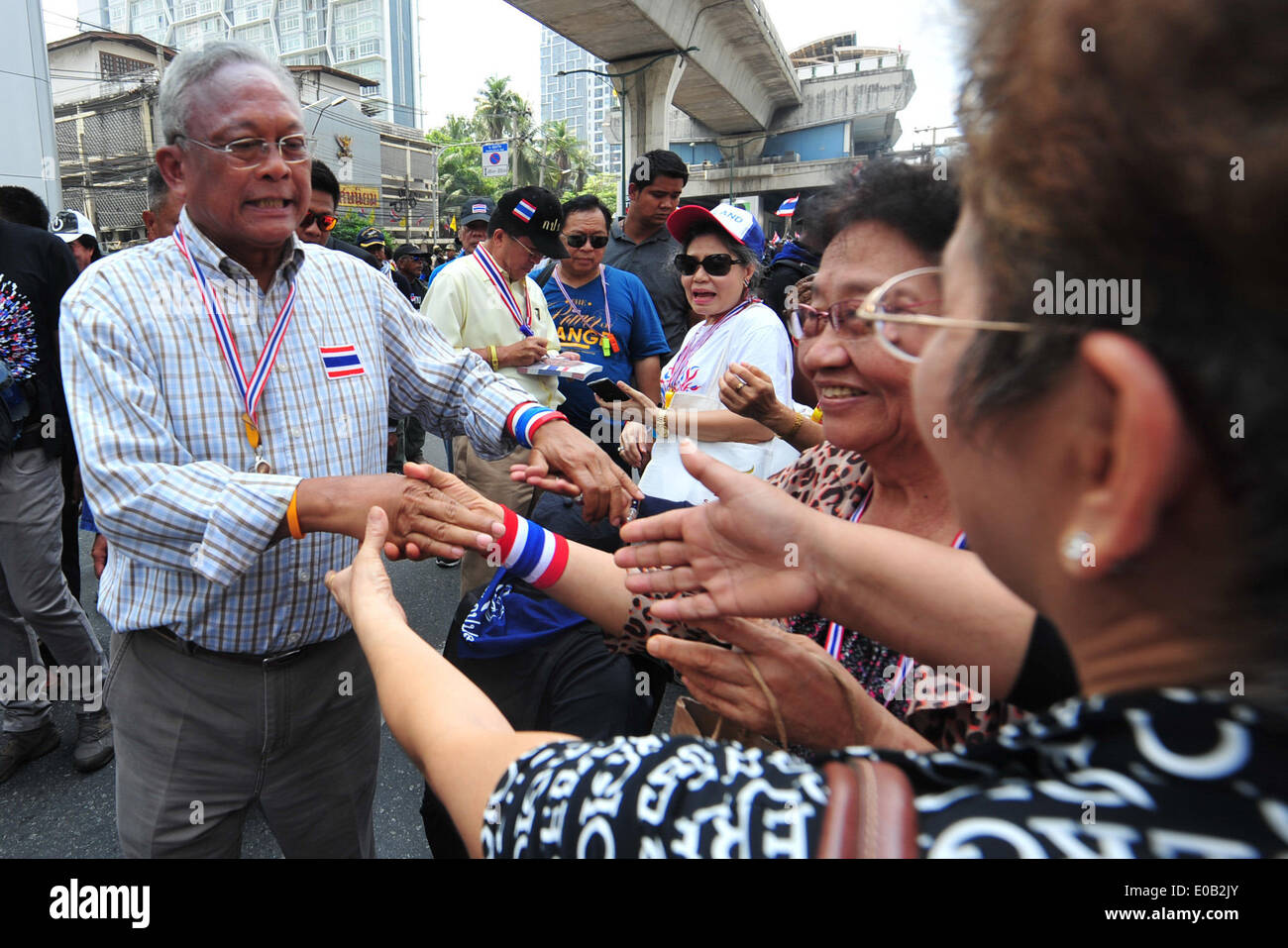 Bangkok, Tailandia. 8 Maggio, 2014. Governo anti-leader di protesta Suthep Thaugsuban (L) saluta i sostenitori durante un rally su Main Street a Bangkok, Thailandia, 8 maggio 2014. Credito: Rachen Sageamsak/Xinhua/Alamy Live News Foto Stock
