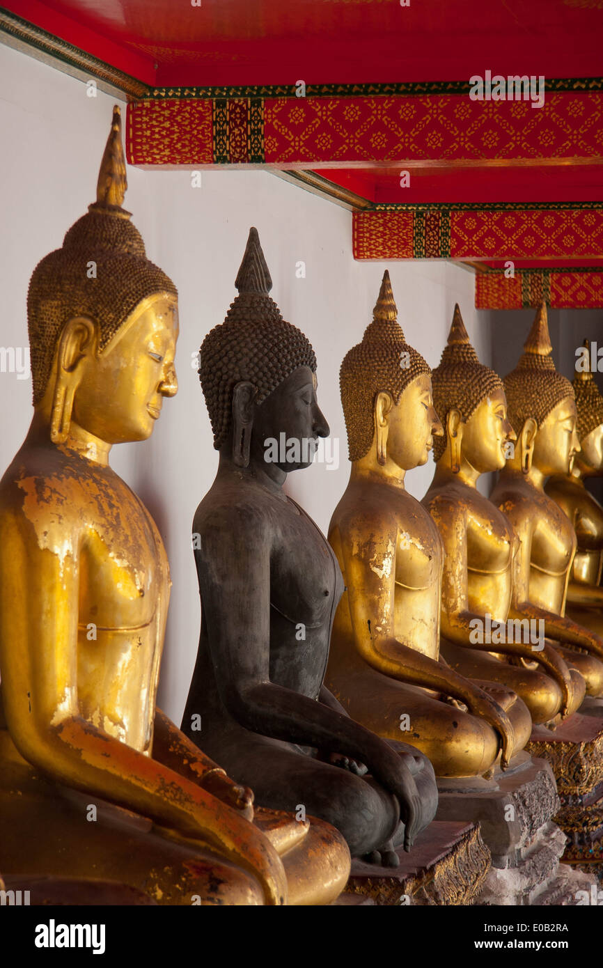 Fila di seduto Golden Buddha, Wat Pho, Bangkok, Thailandia Foto Stock