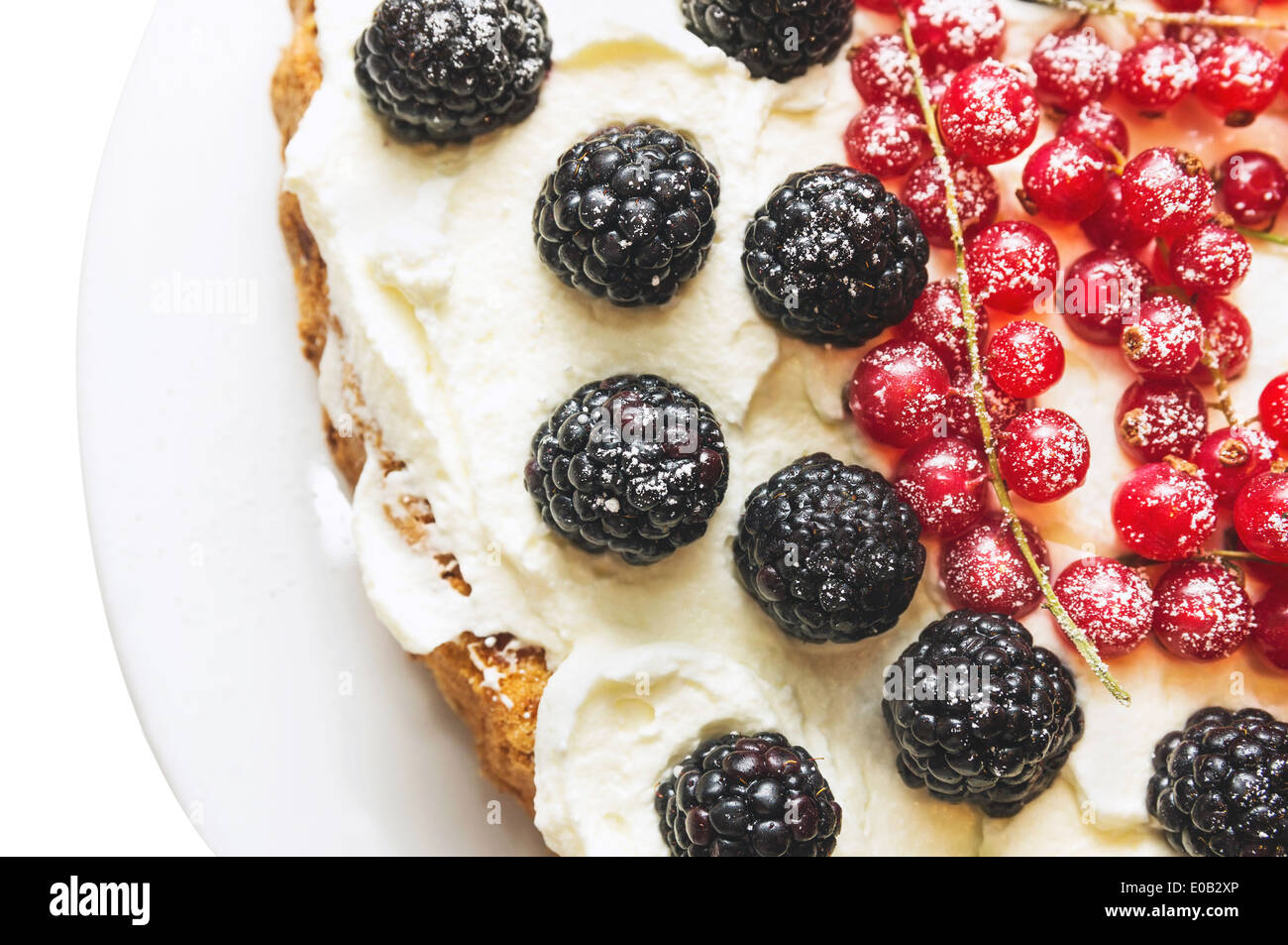 Decorazione torte di crema, blackberry e ribes rosso Foto stock - Alamy