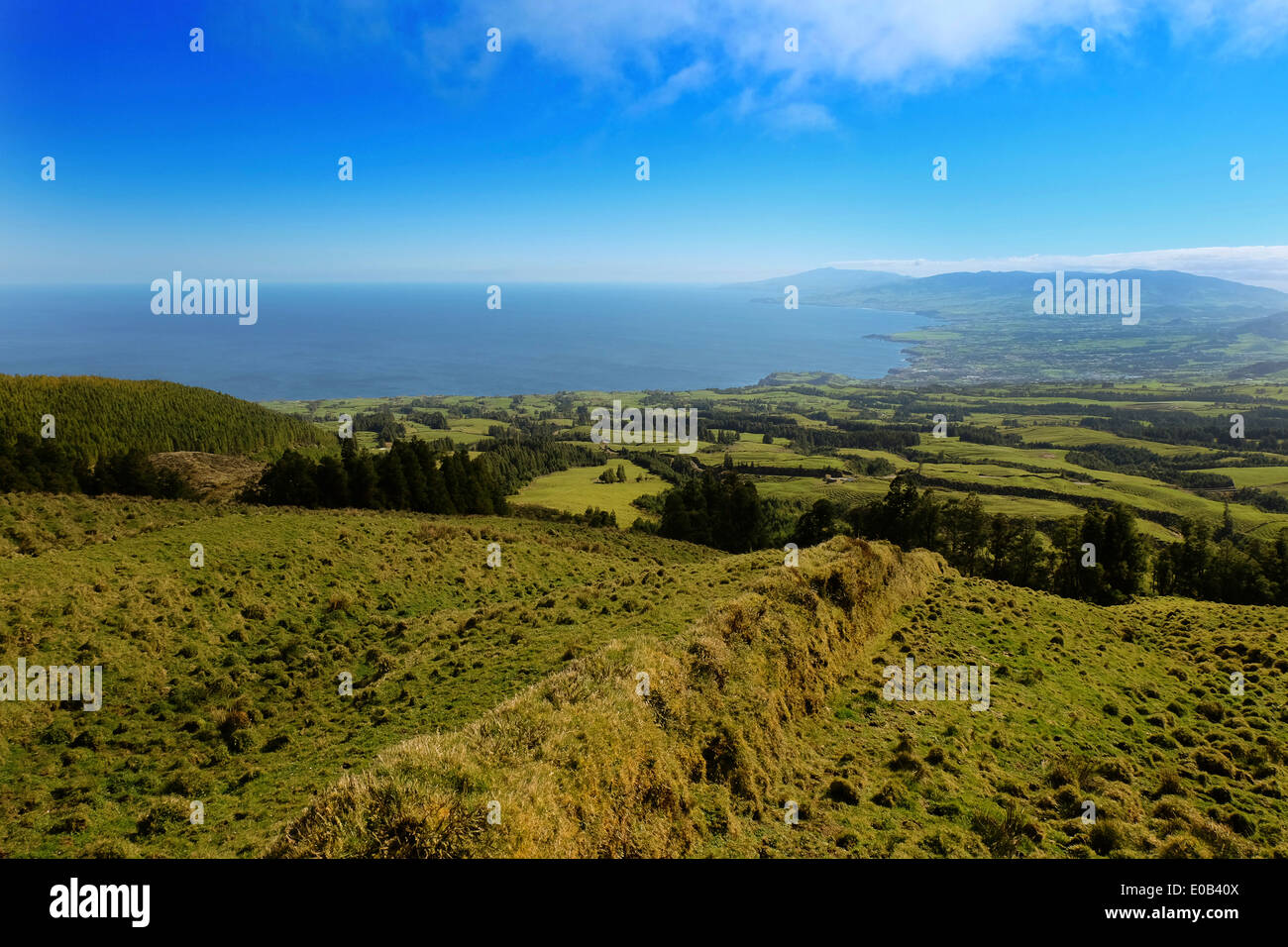 Portogallo Azzorre, Sao Miguel, vista da Caldeira das Sete Cidades alla costa atlantica Foto Stock