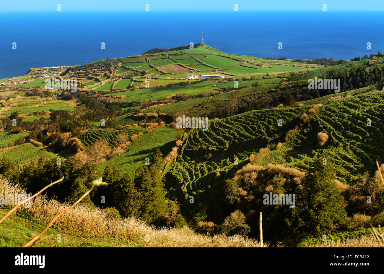 Portogallo Azzorre, Sao Miguel, vista da Caldeira das Sete Cidades alla costa atlantica Foto Stock