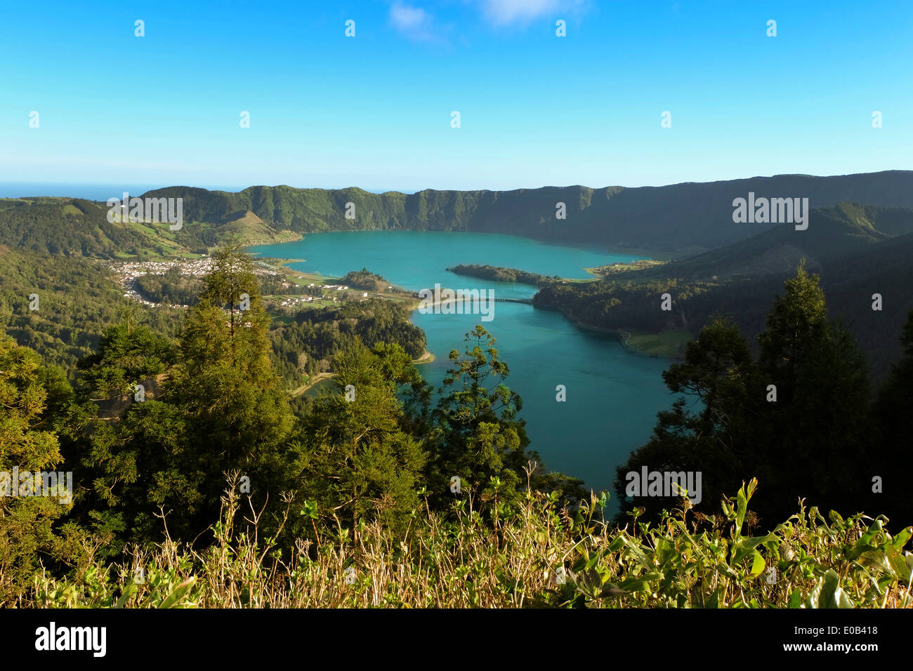 Portogallo Azzorre, Sao Miguel, vista da Caldeira das Sete Cidades a Lagoa Azul Lagoa e Verde Foto Stock