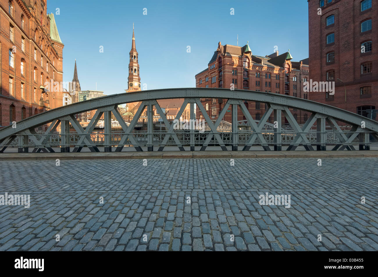 Germania, Amburgo, old warehouse district, Speicherstadt con la chiesa di Saint Catherine a sunrise Foto Stock
