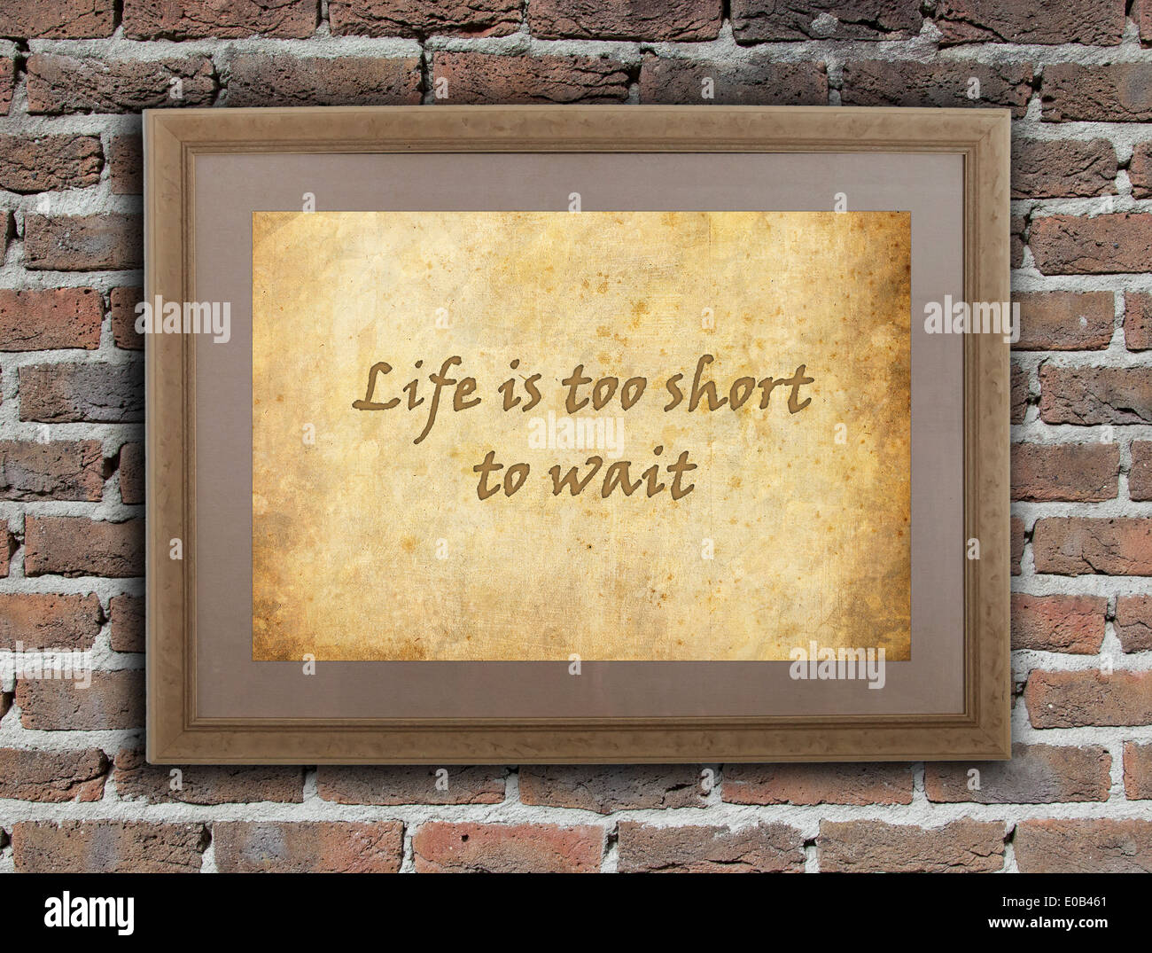 Il vecchio telaio di legno con testo scritto su un vecchio muro - La vita è troppo breve per attendere Foto Stock