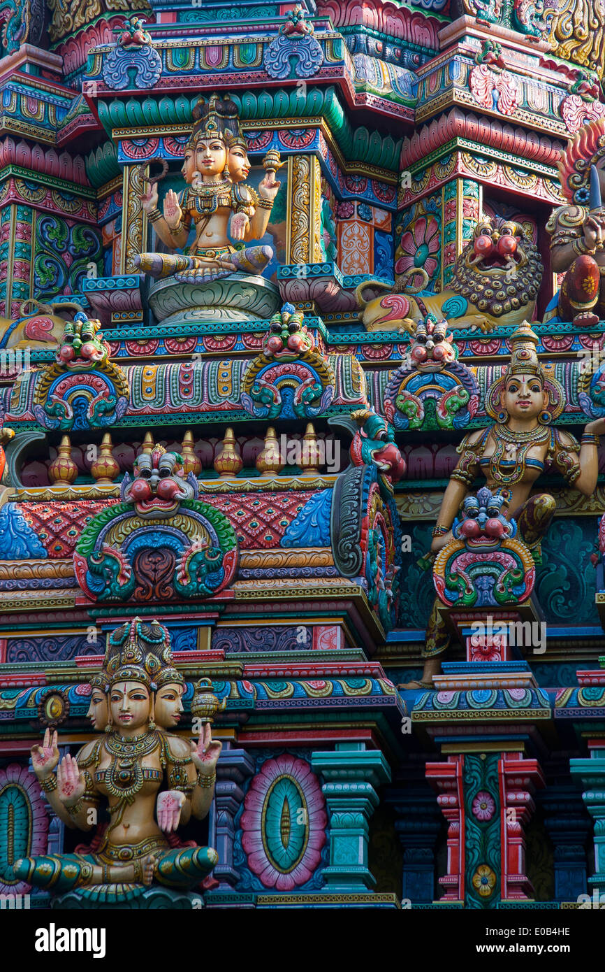 Colorato e decorativo tempio indù sulla strada SIlum a Bangkok, in Thailandia Foto Stock
