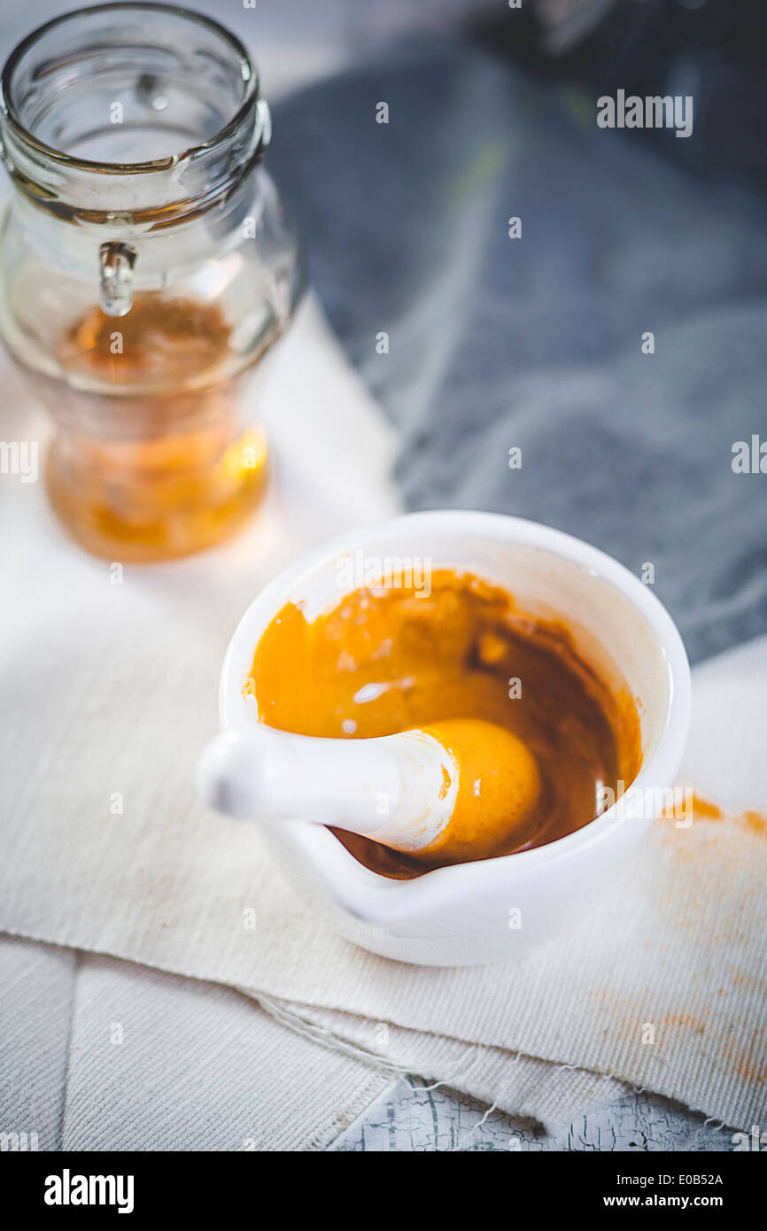 La miscelazione di curcuma in polvere con miele per la curcuma tè Foto Stock