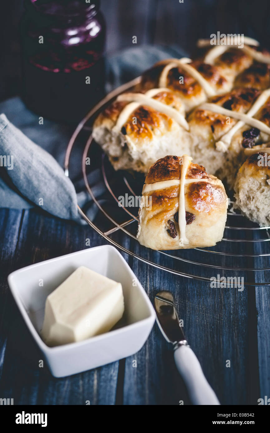 Hot-Cross-panini con uvetta, gelatina di ribes nero e burro Foto Stock