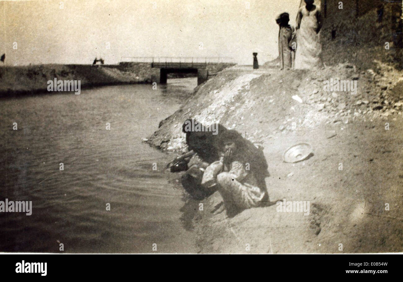 Questa foto, scattata da Edwin Newman, mostra il personale della RAF che si lava mentre era di stanza in Medio Oriente. Mette in evidenza la vita quotidiana e le operazioni della Royal Air Force durante il loro dispiegamento. Foto Stock