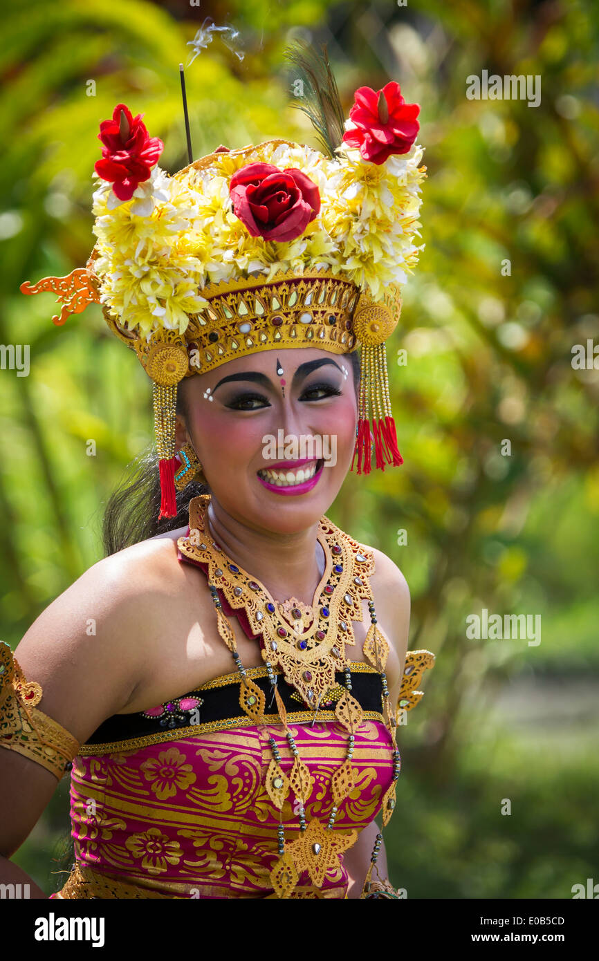 Giovane ragazza Balinese in costume tradizionale, Bali Indonesia. Foto Stock