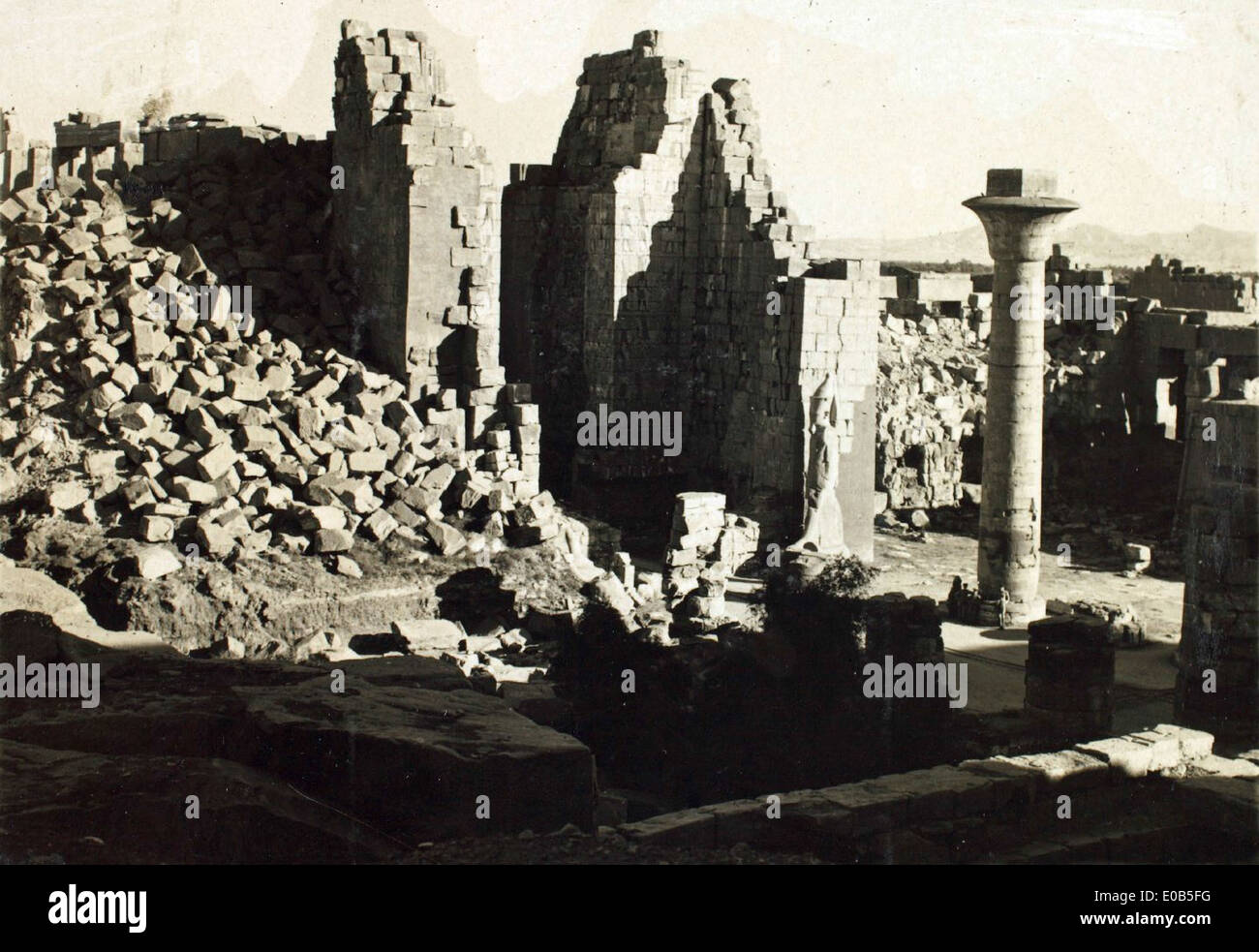 Questa fotografia di Edwin Newman cattura un paesaggio nella Valle dei Re in Iraq, evidenziando la vastità e il significato storico della regione durante le operazioni della RAF in Medio Oriente. Foto Stock