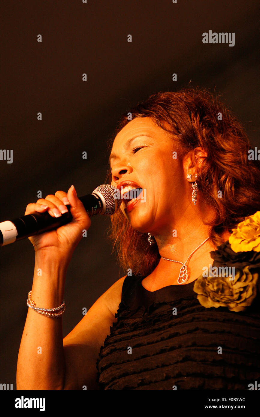 70's noi Soul e RnB singer Candi Staton eseguendo a Croydon's Summer Festival 2009. Foto Stock
